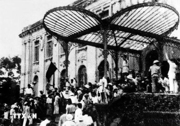 Ngày 19/8/1945, sau cuộc mít tinh tại Quảng trường Nhà hát Lớn, quần chúng nhân dân Thủ đô đã đánh chiếm Bắc Bộ phủ, cơ quan đầu não của chính quyền tay sai Pháp ở Bắc Bộ. Cách mạng tháng Tám là một bài học lịch sử, mở ra một thời đại mới ở Việt Nam, thời đại nhân dân Việt Nam làm chủ đất nước, làm chủ vận mệnh của chính mình. (Ảnh: TTXVN)