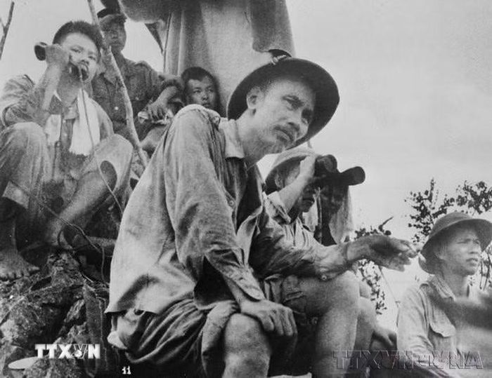 Sáng 16/9/1950, Chủ tịch Hồ Chí Minh đến vị trí quan sát đặt trên núi Báo Đông để quan sát, theo dõi chặt chẽ diễn biến trận đánh các cứ điểm địch ở Đông Khê, mở màn Chiến dịch Biên giới Thu Đông 1950. (Ảnh: Tư liệu TTXVN)