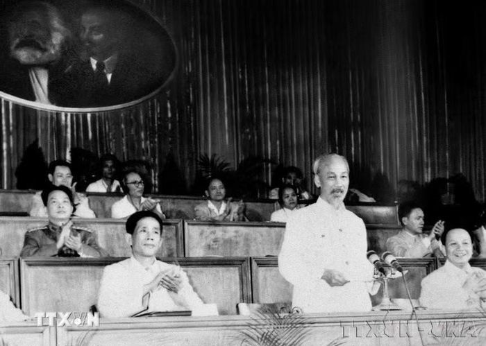 Đại hội đại biểu Đảng Cộng sản Việt Nam lần thứ III được tổ chức từ ngày 5 -10/9/1960 tại Hà Nội, quyết định đường lối cách mạng XHCN và xây dựng CHXH ở miền Bắc, đấu tranh giải phóng miền Nam, thống nhất đất nước. Đồng chí Lê Duẩn được bầu giữ chức Bí thư thứ nhất Ban Chấp hành Trung ương Đảng. Trong ảnh: Chủ tịch Hồ Chí Minh phát biểu tại Đại hội III của Đảng. (Ảnh: TTXVN)