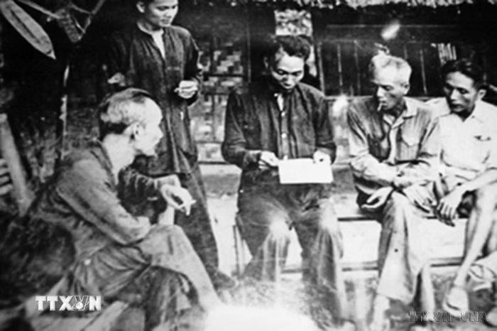 Thầu Chín là bí danh của Nguyễn Ái Quốc hoạt động ở Thái Lan trong thời gian 1928-1929. Được Việt kiều và nhân dân yêu nước Thái che chở trước sự truy lùng của mật thám Pháp, Thầu Chín ở Nakhon Phanom cho đến tháng 11/1929 thì sang Trung Quốc, sau đó về Việt Nam chỉ đạo cách mạng. Ngoài bí danh Thầu Chín, một vài bí danh khác của Nguyễn Ái Quốc - Hồ Chí Minh cũng được Việt kiều tại Thái Lan nhắc đến với lòng kính trọng. (Ảnh: Tư liệu/TTXVN phát)