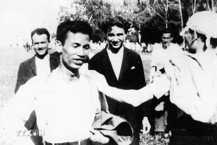 Nguyễn Ái Quốc với người dân Moskva (Liên Xô) trong thời gian tham dự Đại hội lần thứ V Quốc tế cộng sản (17/6 - 8/7/1924). (Ảnh: Tư liệu/TTXVN phát)