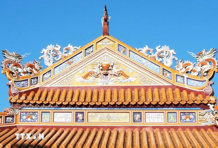 Các bài thơ văn bằng chữ Hán kết hợp với hội họa trên mái của các công trình trong Đại Nội Huế. (Ảnh: Nguyên Lý/TTXVN)