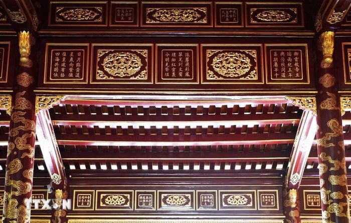 Thơ văn bằng chữ Hán được khắc trong Điện Thái Hòa - Đại Nội Huế. (Ảnh: Nguyên Lý/TTXVN)