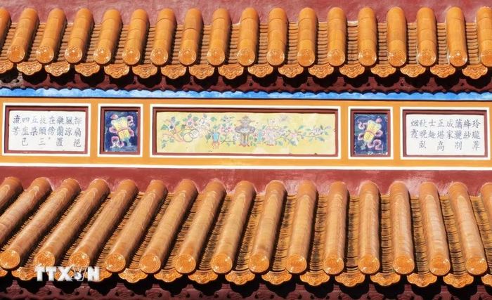 Thơ văn bằng chữ Hán kết hợp với hội họa trên kiến trúc cung đình Huế. (Ảnh: Nguyên Lý/TTXVN)