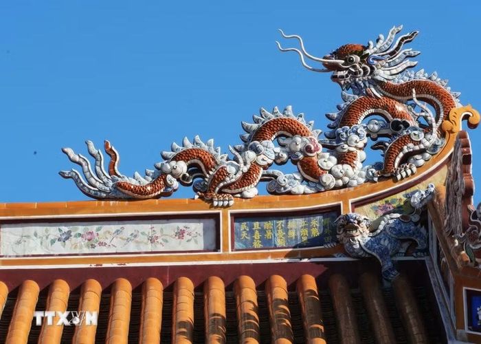 Thơ văn bằng chữ Hán kết hợp với hội họa trên kiến trúc cung đình Huế. (Ảnh: Nguyên Lý/TTXVN)