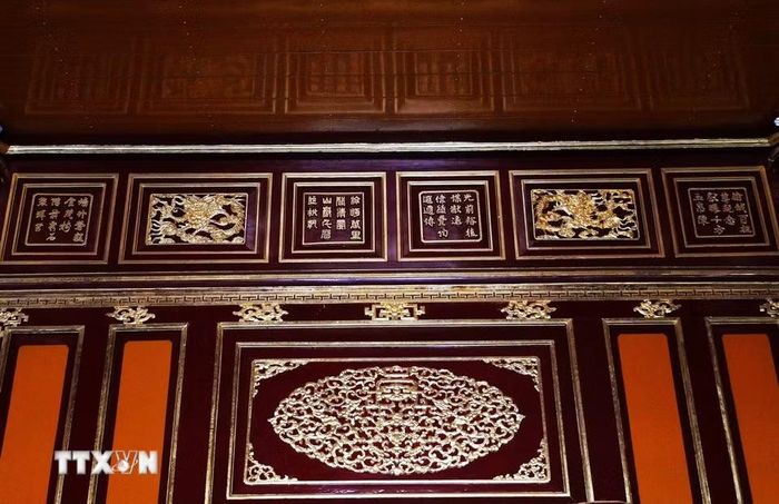 Thơ văn bằng chữ Hán được khắc trong Điện Thái Hòa - Đại Nội Huế. (Ảnh: Nguyên Lý/TTXVN)