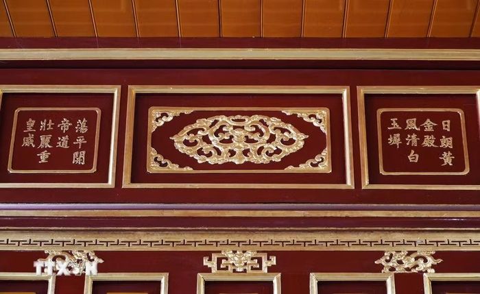 Thơ văn bằng chữ Hán được khắc trong Điện Thái Hòa - Đại Nội Huế. (Ảnh: Nguyên Lý/TTXVN)