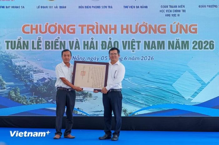 Ông Mai Văn Khôi đại diện Tộc Mai Văn hiến tặng 07 sắc bằng liên quan đến thủy quân triều Nguyễn cho Nhà Trưng bày Hoàng Sa. (Ảnh: Thanh Phong/Vietnam+)