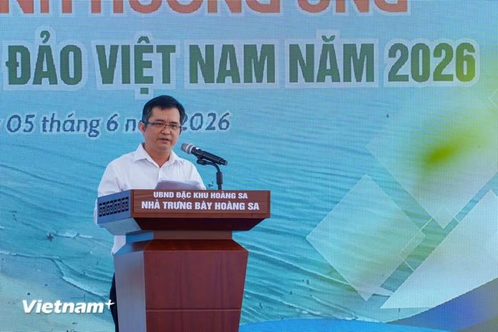 Ông Lê Tiến Công, Chánh Văn phòng Ủy ban nhân dân Đặc khu Hoàng Sa, Giám đốc Nhà Trưng bày Hoàng Sa phát biểu tại chương trình. (Ảnh: Thanh Phong/Vietnam+)