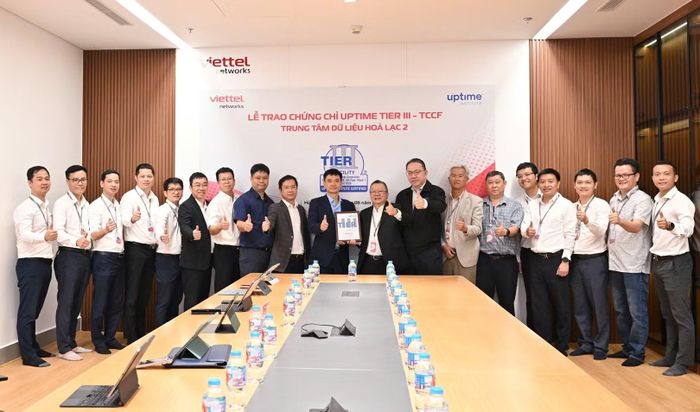 Tại buổi lễ, ông Patrick Chan, Giám đốc Khu vực Châu Á – Thái Bình Dương của Uptime Institute, đã trực tiếp trao chứng nhận tới ông Hoàng Bình Sơn. (Ảnh: Viettel)