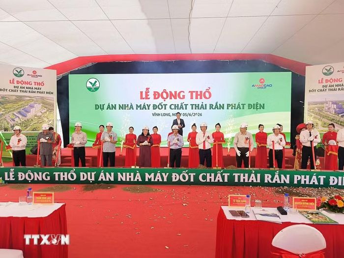 Đại biểu thực hiện Nghi thức động thổ xây dựng nhà máy đốt chất thải rắn phát điện Bến Tre. (Ảnh: Huỳnh Phúc Hậu/TTXVN)