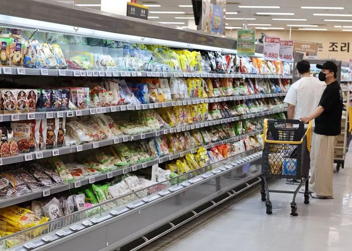 Tổ chức Hợp tác và Phát triển Kinh tế (OECD) ngày 3/6/2026 cảnh báo xung đột tại Trung Đông đang làm suy giảm triển vọng tăng trưởng kinh tế toàn cầu. Trong báo cáo Triển vọng kinh tế mới nhất, OECD dự báo tăng trưởng kinh tế toàn cầu sẽ giảm từ mức 3,4% năm 2025 xuống còn 2,8% vào năm 2026, trước khi phục hồi lên khoảng 3,1% vào năm 2027 trong kịch bản cơ sở. (Ảnh: THX/TTXVN)