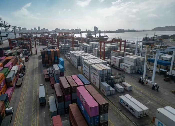 Tổ chức Hợp tác và Phát triển Kinh tế (OECD) ngày 3/6/2026 cảnh báo xung đột tại Trung Đông đang làm suy giảm triển vọng tăng trưởng kinh tế toàn cầu. Trong báo cáo Triển vọng kinh tế mới nhất, OECD dự báo tăng trưởng kinh tế toàn cầu sẽ giảm từ mức 3,4% năm 2025 xuống còn 2,8% vào năm 2026, trước khi phục hồi lên khoảng 3,1% vào năm 2027 trong kịch bản cơ sở. (Ảnh: THX/TTXVN)