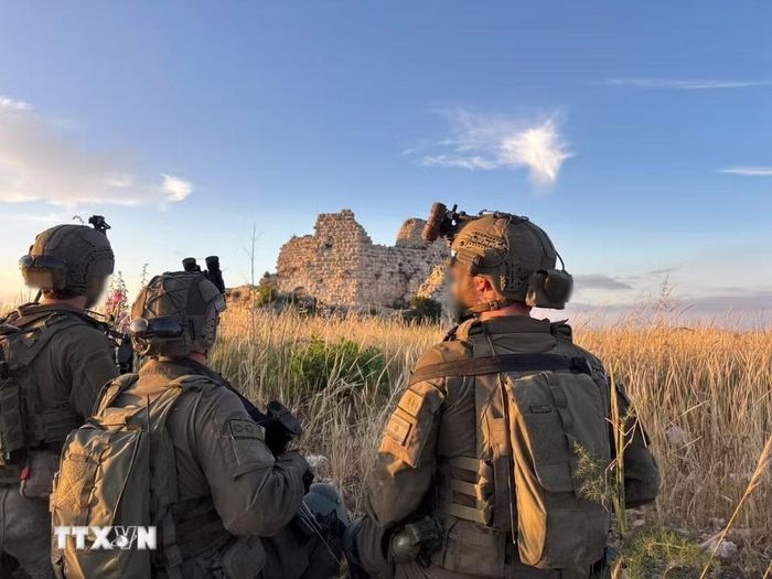 Israel và Liban ngày 3/6/2026 đã nhất trí thực thi lệnh ngừng bắn, song nhấn mạnh thỏa thuận này đòi hỏi “sự chấm dứt hoàn toàn” các hoạt động bắn phá của Hezbollah. Trong ảnh: Lực lượng bộ binh Israel tham gia chiến dịch quân sự tại Beaufort Ridge, miền Nam Liban ngày 31/5/2026. (Ảnh: THX/TTXVN)