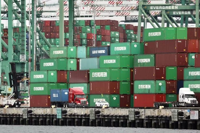 Tổ chức Hợp tác và Phát triển Kinh tế (OECD) ngày 3/6/2026 cảnh báo xung đột tại Trung Đông đang làm suy giảm triển vọng tăng trưởng kinh tế toàn cầu. Trong báo cáo Triển vọng kinh tế mới nhất, OECD dự báo tăng trưởng kinh tế toàn cầu sẽ giảm từ mức 3,4% năm 2025 xuống còn 2,8% vào năm 2026, trước khi phục hồi lên khoảng 3,1% vào năm 2027 trong kịch bản cơ sở. (Ảnh: THX/TTXVN)