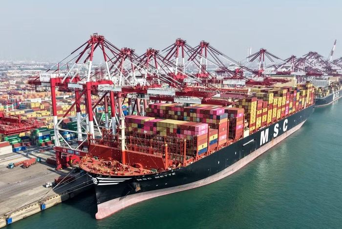Tổ chức Hợp tác và Phát triển Kinh tế (OECD) ngày 3/6/2026 cảnh báo xung đột tại Trung Đông đang làm suy giảm triển vọng tăng trưởng kinh tế toàn cầu. Trong báo cáo Triển vọng kinh tế mới nhất, OECD dự báo tăng trưởng kinh tế toàn cầu sẽ giảm từ mức 3,4% năm 2025 xuống còn 2,8% vào năm 2026, trước khi phục hồi lên khoảng 3,1% vào năm 2027 trong kịch bản cơ sở. (Ảnh: THX/TTXVN)