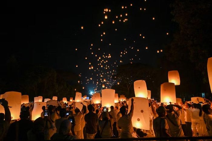 Tối 31/5/2026, hàng nghìn chiếc đèn lồng đã đồng loạt được thả lên bầu trời đêm tại khu phức hợp đền Borobudur, tỉnh Trung Java, tạo nên khung cảnh lung linh và huyền ảo. Sự kiện nằm trong khuôn khổ Lễ hội Đèn lồng Waisak Quốc gia Borobudur 2026 – một trong những hoạt động được mong đợi nhất của Đại lễ Vesak 2570 Phật lịch tại Indonesia. (Ảnh: THX/TTXVN)