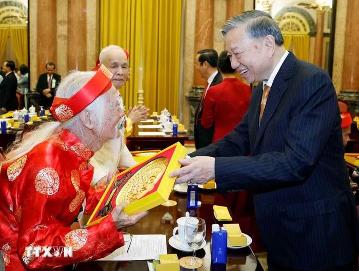 Tổng Bí thư, Chủ tịch nước Tô Lâm tặng quà cho các đại biểu. (Ảnh: Thống Nhất/TTXVN)