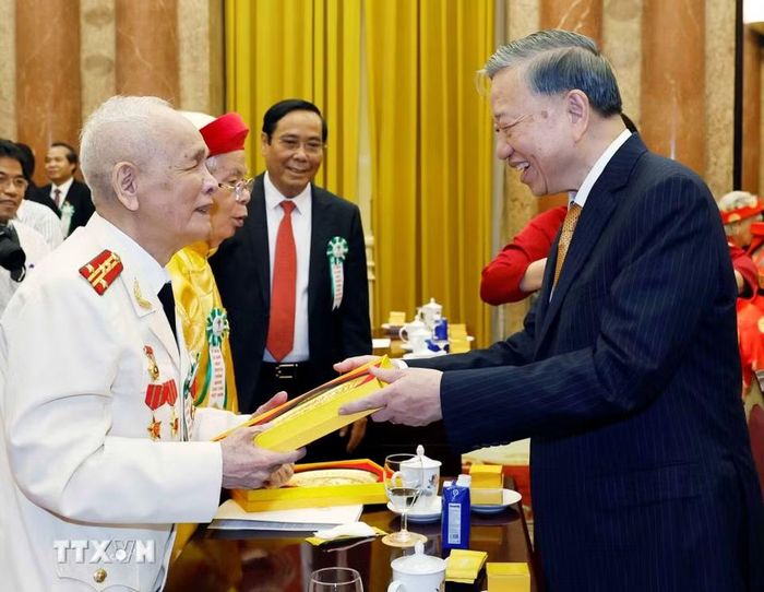 Tổng Bí thư, Chủ tịch nước Tô Lâm tặng quà cho các đại biểu. (Ảnh: Thống Nhất/TTXVN)