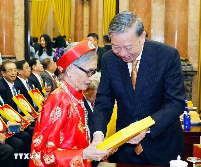 Tổng Bí thư, Chủ tịch nước Tô Lâm tặng quà cho các đại biểu. (Ảnh: Thống Nhất/TTXVN)
