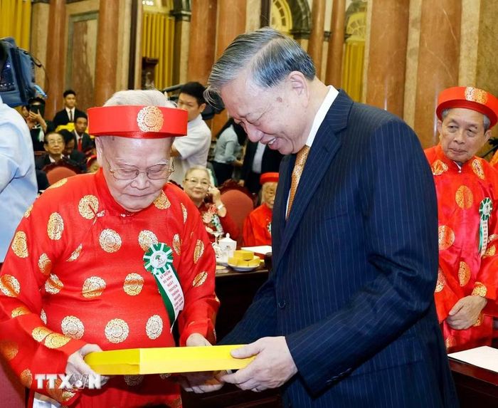 Tổng Bí thư, Chủ tịch nước Tô Lâm tặng quà cho các đại biểu. (Ảnh: Thống Nhất/TTXVN)