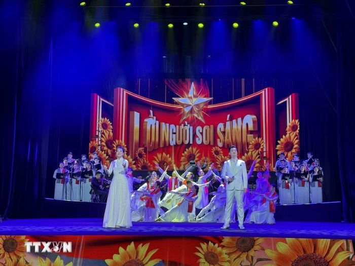 Tinh thần kiên cường, vượt qua muôn vàn gian khổ nơi xứ người của Bác đã được tái hiện trang nghiêm qua các tiết mục biểu diễn. (Ảnh: Hữu Duyên/TTXVN)