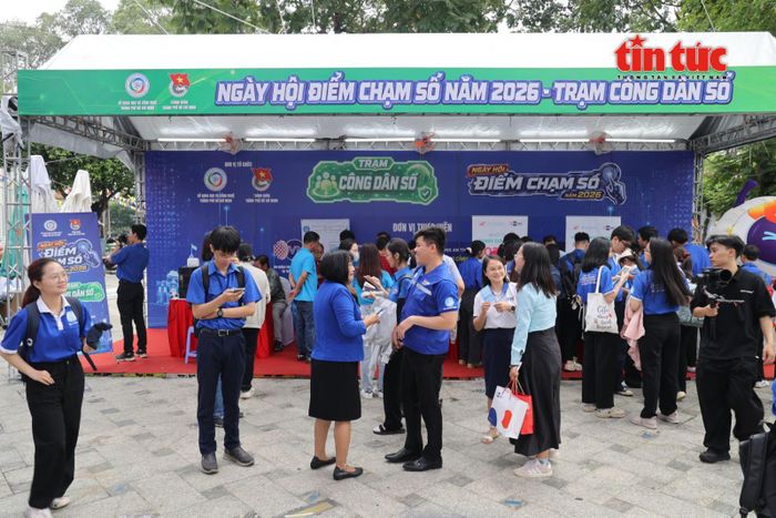 Người dân được hướng dẫn cài đặt và sử dụng Ứng dụng Công dân số TP Hồ Chí Minh (SSO) tại Ngày hội “Điểm chạm số 2026”.