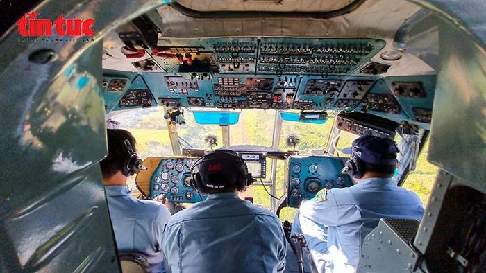 Kíp bay kiểm tra, điều khiển trực thăng tiếp cận khu vực diễn tập theo phương án đã được chỉ huy phê duyệt.