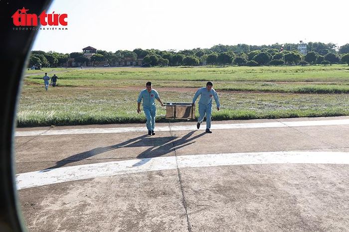 Lực lượng quân y cơ động qua khu vực bãi đáp, mang theo trang bị y tế phục vụ diễn tập cấp cứu đường không.