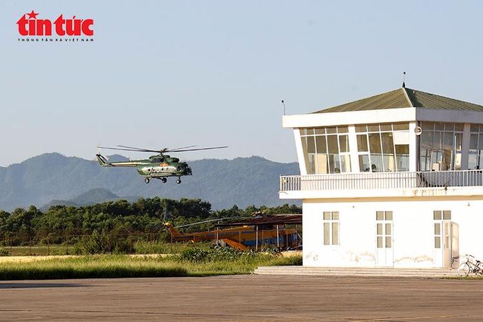 Trực thăng cơ động qua khu vực đài chỉ huy, chuẩn bị tiếp cận vị trí giả định có nạn nhân cần cứu hộ.