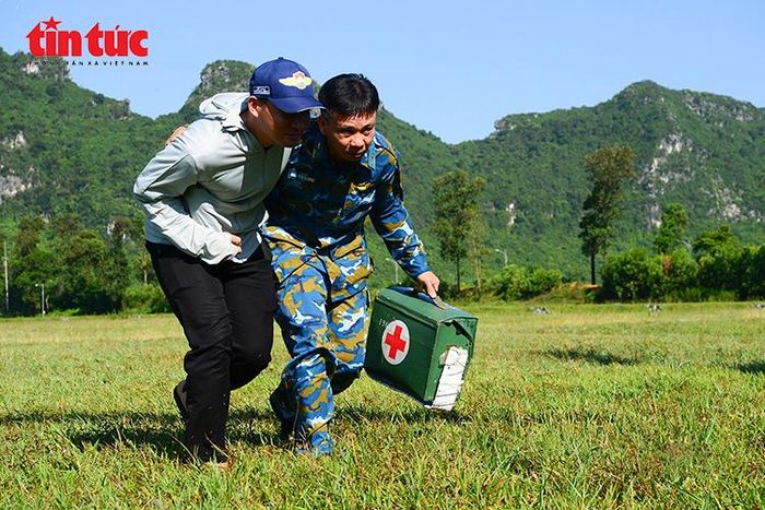 . Lực lượng quân y và cứu hộ đưa nạn nhân lên trực thăng bằng cáng cứu thương tại khu vực bãi đáp.