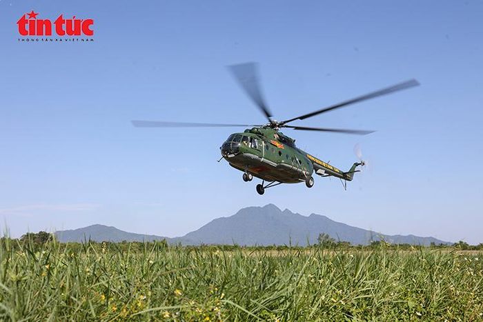 Trực thăng rời bãi đáp vận chuyển nạn nhân bằng đường không về tuyến sau.
