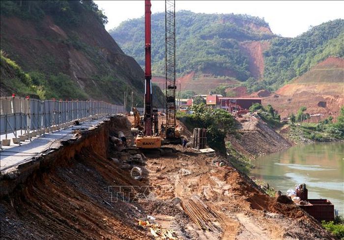 Đơn vị thi công đẩy nhanh tiến độ xây dựng kè khắc phục sạt lở Quốc lộ 2.