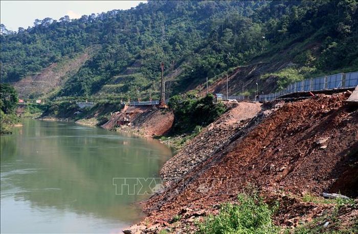 Đơn vị thi công đẩy nhanh tiến độ xây dựng kè khắc phục sạt lở Quốc lộ 2.