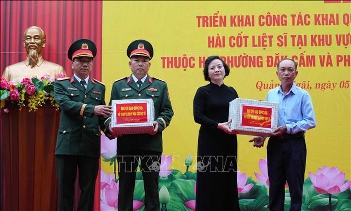 Phó Thủ tướng Phạm Thị Thanh Trà tặng quà cho đội tìm kiếm quy tập hài cốt liệt sĩ (Đội K53).