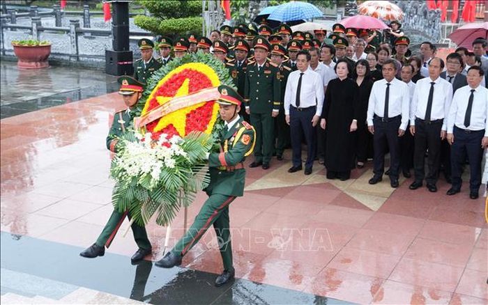 Đoàn Ban chỉ đạo Trung ương dâng hoa, dâng hương Nghĩa trang liệt sĩ phường Đăk Cấm.