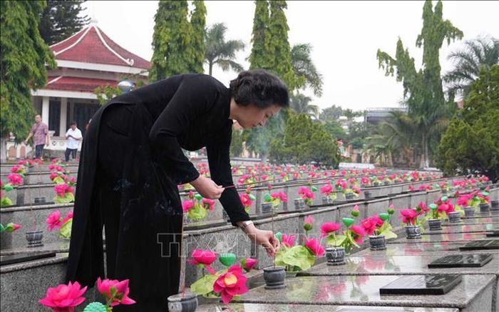 Đoàn Ban chỉ đạo Trung ương dâng hoa, dâng hương Nghĩa trang liệt sĩ phường Đăk Cấm.