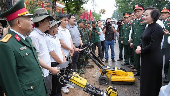Phó Thủ tướng Phạm Thị Thanh Trà thăm hỏi, động viên, giao nhiệm vụ cho lực lượng làm công tác khai quật.