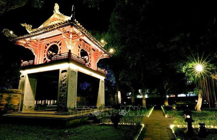 Không gian Di tích Văn Miếu - Quốc Tử Giám lung linh về đêm. Ảnh: Nhật Anh/TTXVN