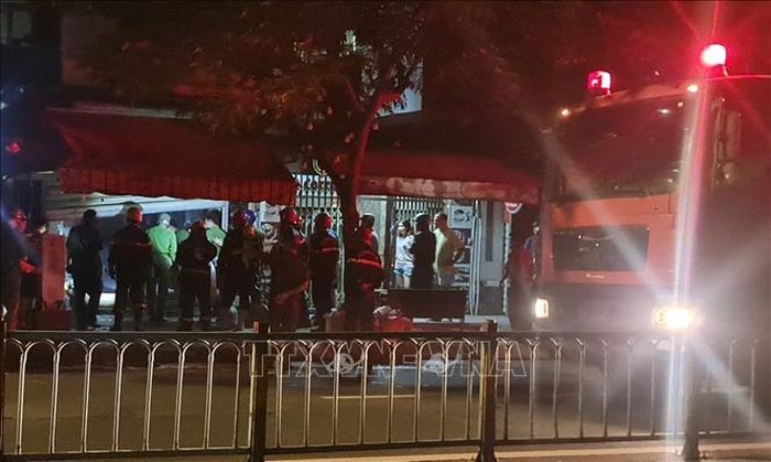 Xe cứu hỏa tại hiện trường vụ cháy. Ảnh: TTXVN phát