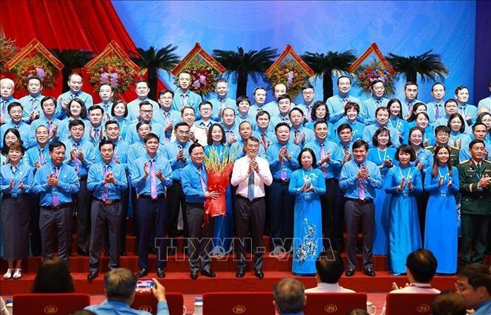 Thủ tướng Chính phủ Lê Minh Hưng tặng hoa chúc mừng Ban Chấp hành Tổng Liên đoàn Lao động Việt Nam khóa XIV. Ảnh: Dương Giang/TTXVN.