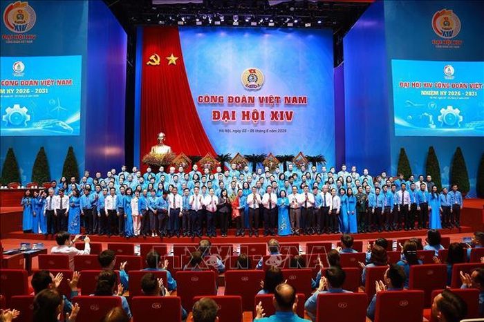 Thủ tướng Chính phủ Lê Minh Hưng tặng hoa chúc mừng Ban Chấp hành Tổng Liên đoàn Lao động Việt Nam khóa XIV. Ảnh: Dương Giang/TTXVN.