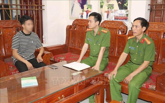 Công an xã Thanh Lâm (Ninh Bình) tuyên truyền về mô hình Phiên chợ “Xanh lại ước mơ” cho người mới trở về địa phương sau thời gian chấp hành án phạt tù.
