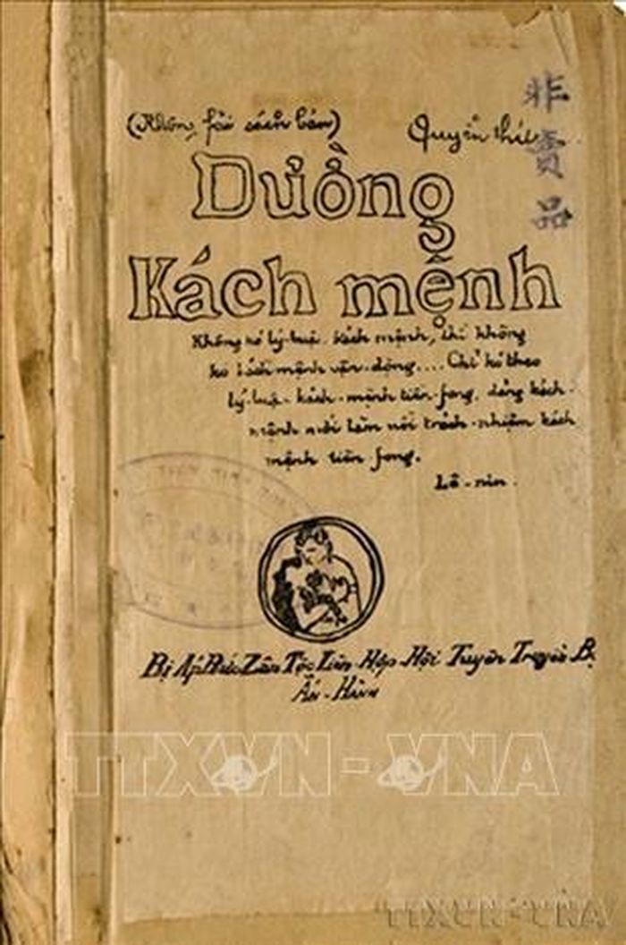 Cuốn “Đường Kách mệnh” tập hợp những bài giảng của Nguyễn Ái Quốc tại lớp huấn luyện chính trị các thanh niên yêu nước Việt Nam trong những năm 1925-1927. Ảnh: Tư liệu/TTXVN phát