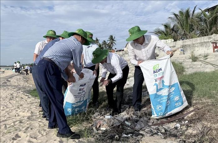 Lãnh đạo tỉnh Đắk Lắk thu gom rác tại bãi biển Long Thủy (phường Bình Kiến). Ảnh: Tường Quân/TTXVN