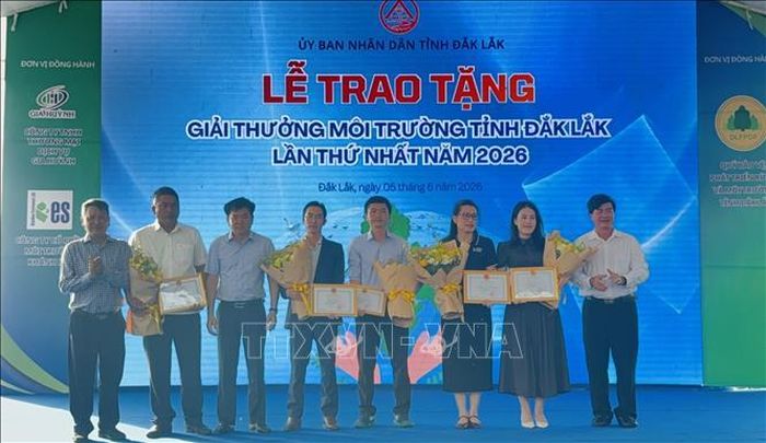 Trao giải cuộc thi Môi trường lần thứ nhất năm 2026. Ảnh: Tường Quân/TTXVN