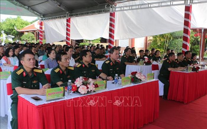 Các đại biểu tham dự Triển lãm “Hồi sinh những vùng đất chết”.