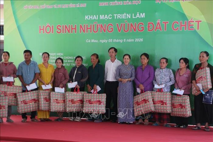 Ban tổ chức Triển lãm “Hồi sinh những vùng đất chết” trao tặng 50 suất quà cho các nạn nhân chất độc da cam/dioxin.