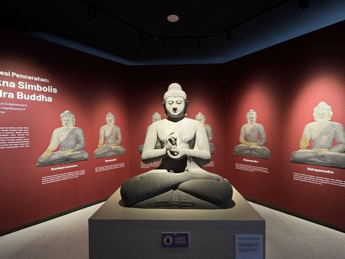 Bức tượng Phật Dhyani Buddha Vairocana tại Bảo tàng Borobudur.