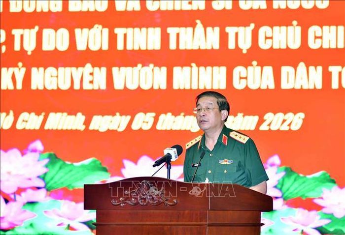 Thượng tướng Trương Thiên Tô, Phó Chủ nhiệm Tổng cục Chính trị Quân đội Nhân dân Việt Nam, Phó Trưởng Ban Chỉ đạo Hội thảo phát biểu đề dẫn. Ảnh: Xuân Khu/TTXVN.